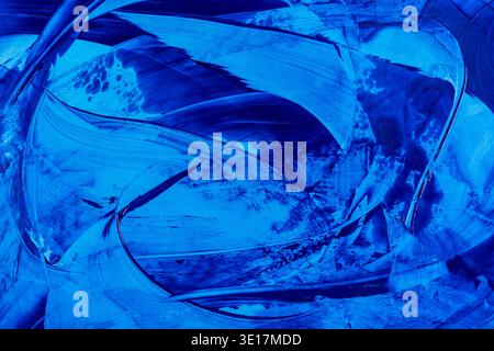 Abstrakter blauer Acrylfarbenhintergrund mit lebendigen Pinselstrichen und komplizierten Texturen, die eine visuell dynamische und ausdrucksstarke künstlerische Gestaltung schaffen Stockfoto