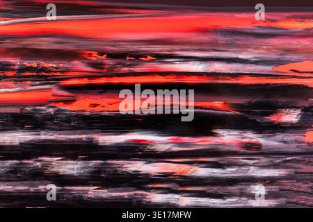 Abstrakte Acrylmalerei mit leuchtenden Rot-, Schwarz- und Weißtönen, die einen dynamischen Hintergrund schaffen. Die auffälligen Striche und Blends vermitteln ein Gefühl von Bewegung Stockfoto