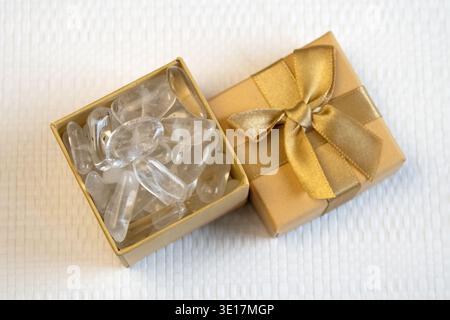 Proben von natürlichem Mineral aus geologischer Sammlung - gerollter farbloser Bergkristall-Edelstein auf grauem Hintergrund, Draufsicht Stockfoto
