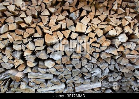 Großer Haufen Brennholz, Holzschnitt, dunkle Textur Gruppe von Objekten aus nächster Nähe Stockfoto
