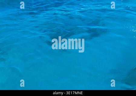 Hintergrund mit blauer Wassertextur. Oberfläche des Meeres Stockfoto