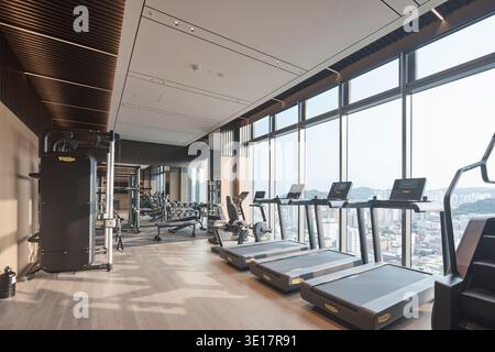 Cardio-Zone mit Laufbändern in einem modernen Fitnesscenter. Stockfoto