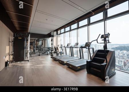 Cardio-Zone mit Laufbändern in einem modernen Fitnesscenter. Stockfoto