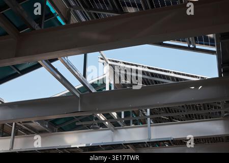 Nahaufnahme des Oberlichts und der Dachkonstruktion gegen den Himmel. Stockfoto