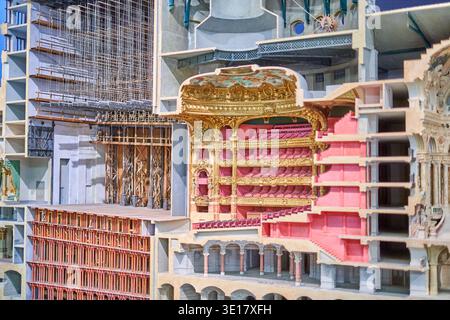 Diese Nahaufnahme zeigt ein detailliertes architektonisches Querschnittsmodell des Palais Garnier (Pariser Oper) in Paris, Frankreich. Die... Stockfoto