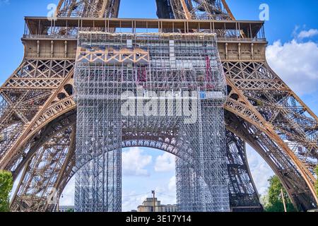 Der Eiffelturm in Paris, Frankreich, aus einer flachen Perspektive betrachtet, zeigt die ikonische Eisengitterstruktur. Das historische Denkmal... Stockfoto