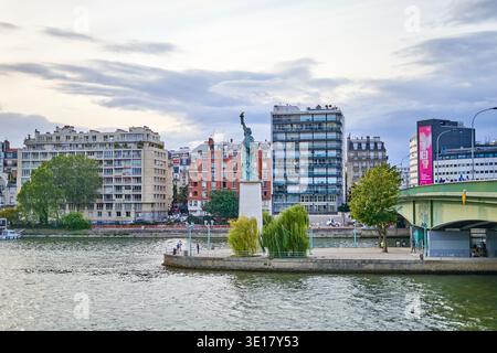 Dieses Bild zeigt die Nachbildung der Freiheitsstatue, die auf der Île aux Cygnes in Paris, Frankreich, befindet und in der Seine liegt. Die Bronzestatue... Stockfoto