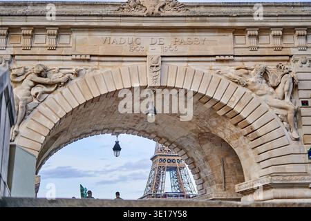 Flachwinkelblick auf den historischen Steinbogen Viaduc de Passy in Paris, Frankreich, mit kunstvollen Skulpturen und der Inschrift „VIADUC DE... Stockfoto