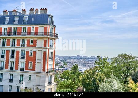 Pariser Apartmentgebäude mit Haussmann-Architektur gegen Stadtbild Stockfoto