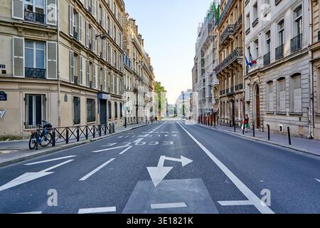 Weitwinkelblick auf die leere Pariser Straße mit klassischer Haussmann-Architektur Stockfoto