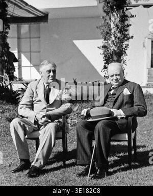 Casablanca-Konferenz, Französisch-Marokko, 14-24. Januar 1943. Präsident Franklin D. Roosevelt und Premierminister Winston S. Churchill auf dem Rasen der Villa in Casablanca, in der Präsident Roosevelt während der Konferenz übernachtete. Stockfoto