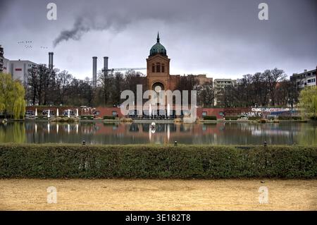 Berlin, Deutschland - 27. März 2025: Blick auf das Engelbecken mit Café und St. Michael Kirche im Hintergrund Stockfoto