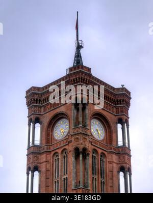 Berlin, Deutschland - 27. März 2025: Nahaufnahme des Uhrenturms des Roten Rathauses mit Flagge Stockfoto