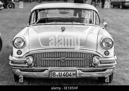 Vorderansicht eines klassischen amerikanischen Großwagens, Buick Special Series 40, 1955. Schwarz-weiß. Roadrunner's Paradise Race 61 Festival. Stockfoto