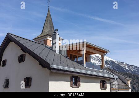 Große Balkonverkleidung auf neuem Dach Stockfoto