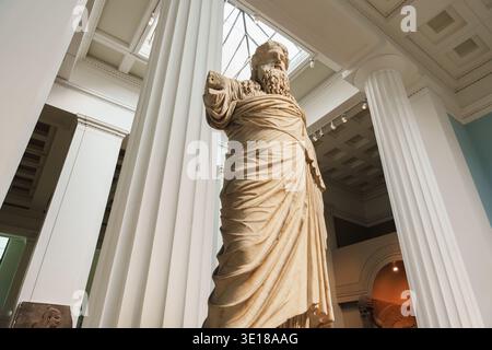 London, Vereinigtes Königreich - 11. März 2025: Bärtige Marmorstatue des Gottes Dionysus Sardanapalus, ausgestellt im Inneren des British Museum, Ancient myt Stockfoto