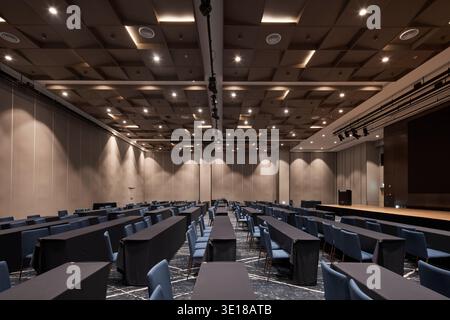 Offener Wohnraum mit weichem Tageslicht und schlichter weißer Oberfläche. Stockfoto