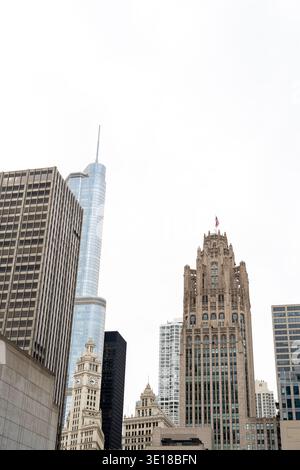 Vertikaler Blick auf die Wolkenkratzer von Chicago, moderne urbane Architektur, Skyline der Stadt, Downtown Chicago, klarer Himmel Hintergrund Stockfoto