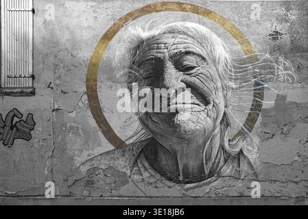 Gemälde einer alten Frau auf einer alten Hausfassade, schwarz-weiß, Paris, Frankreich Stockfoto