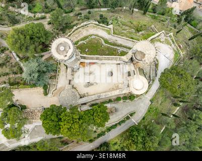 Blick von oben nach unten auf die Burg Châteaurenard, die aus dem 12. Jahrhundert stammende Festung, die einst als Residenz für die Päpste diente, mit vier runden Türmen Stockfoto