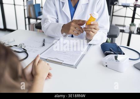 Gesundheitswesen. Arzt und Patient diskutieren Interview mit Patienten. Facharzt im Krankenhaus. Gesundheitswesen und Medizin Stockfoto