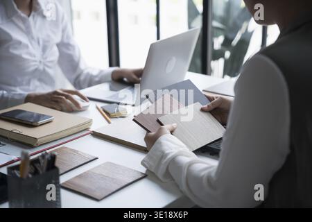 Innenarchitektin präsentiert umweltfreundliche Holzmaterialmuster für nachhaltige Wohnkultur Stockfoto