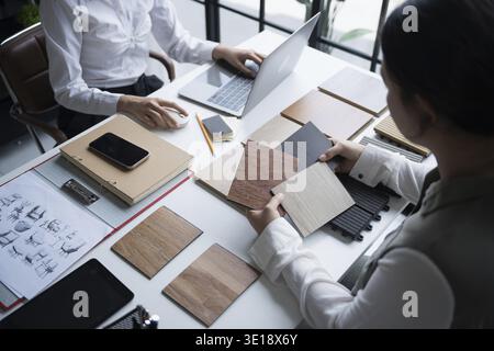 Innenarchitektin präsentiert umweltfreundliche Holzmaterialmuster für nachhaltige Wohnkultur Stockfoto