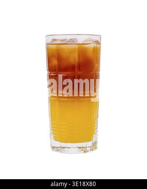 Ein hohes Glas gefüllt mit einer lebendigen Eistee-Mischung mit einer Mischung aus Orange und dunklem Tee, komplett mit Eiswürfeln. Perfekt für einen heißen Sommertag Stockfoto