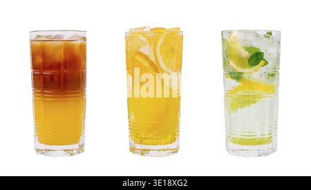 Drei große Gläser gefüllt mit verschiedenen bunten Getränken. Der erste ist Eistee, der zweite enthält Zitronenscheiben und Orangensaft, und der dritte enthält Merkmale Stockfoto