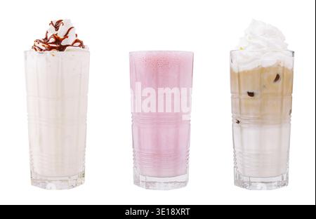 Drei große Gläser mit bunten Getränken sitzen nebeneinander. Das erste Glas zeigt ein cremiges weißes Getränk mit Schokoladensirup Stockfoto