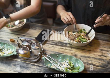 Freunde, die zusammen im Restaurant essen, Nahaufnahme aus der Großansicht Stockfoto
