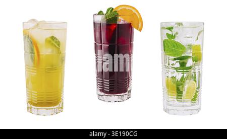 Drei große Gläser mit bunten Erfrischungen sitzen auf einer weißen Oberfläche Stockfoto