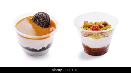 Köstliche Desserts, die in klaren Plastikbechern präsentiert werden, zeigen Schichten cremiger Texturen. Eine Tasse wird mit einem Oreo-Keks und Karamellsauce belegt, während Stockfoto