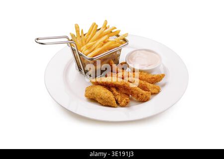 Zarte Hähnchenstreifen werden in knusprigem Goldbraun gebraten, zusammen mit goldenen Pommes Frites in einem Metallkorb und einer kleinen Schüssel Dip Sauce serviert. Perfekt für Stockfoto
