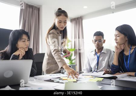 Business asiatische multikulturelle Geschäftsleute Arbeitsprojekt Zusammenarbeit in Büro Konferenz Ideen in Startup im Büro Diversity Leadership und Stockfoto