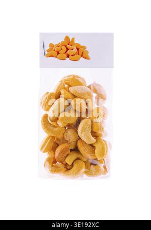 Geröstete und gesalzene Cashewnüsse in einem transparenten Kunststoffbeutel mit weißem Etikett Stockfoto