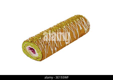 Pistazien-Rollkuchen mit weißer Schokolade Dekoration, gefüllt mit Himbeermarmelade und Sahne, isoliert auf weißem Hintergrund Stockfoto