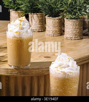 Zwei erfrischende frappuccino-Getränke mit Sahne und Karamell Stockfoto