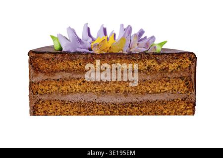Ein Stück köstlicher vierschichtiger Schokoladenkuchen, dekoriert mit violetten und gelben Buttercremeblüten, wartet darauf, gegessen zu werden Stockfoto