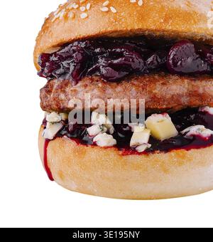 Frisch zubereiteter Burger mit Blauschimmelkäse und Kirschsauce auf weißem Hintergrund Stockfoto