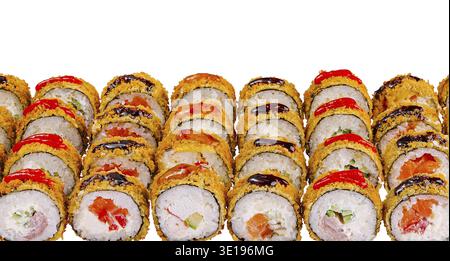 Tempura Maki Sushi-Brötchen bedeckt mit Semmelbröseln und Sesamsamen, die eine gerade Linie auf weißem Hintergrund bilden Stockfoto