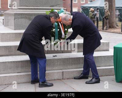 Taoiseach Micheal Martin (rechts) und Brendan Francis Boyle legen einen Kranz an der Commodore John Barry Statue am Independence Square in Philadelphia, während seines Besuchs in den USA zum St. Patrick's Day. Bilddatum: Sonntag, 15. März 2026. Stockfoto