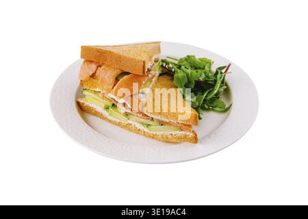 Köstliches geräuchertes Lachs-Sandwich mit cremigem Aufstrich und knusprigem, gemischtem Gemüse Stockfoto