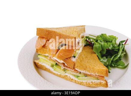 Köstliches geräuchertes Lachs-Sandwich mit cremigem Aufstrich und knusprigem, gemischtem Gemüse Stockfoto