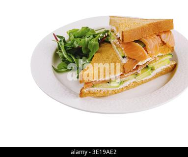 Köstliches geräuchertes Lachs-Sandwich mit cremigem Aufstrich und knusprigem, gemischtem Gemüse Stockfoto