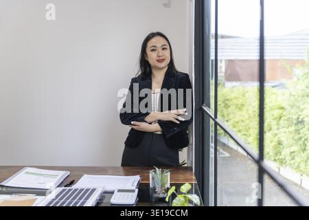 Porträt einer selbstbewussten asiatischen Geschäftsfrau, die erfolgreich im Amt steht Stockfoto