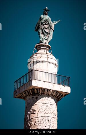 Bronzestatue von St. Peter auf der Trajanssäule mit spiralförmigen Reliefschnitzereien auf dem Säulenschaft, Rom, Italien Stockfoto
