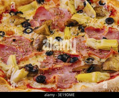 Frisch gebackene Supreme Pizza mit verschiedenen Zutaten aus nächster Nähe Stockfoto