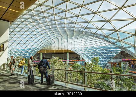 Doha, Katar - 2. Februar 2023: Innenansicht des modernen Flughafenterminals mit einzigartigem Glasdesign Stockfoto