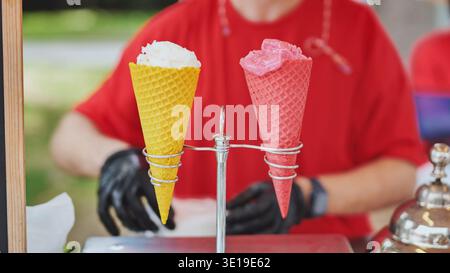 Dessertstand mit farbenfrohen Eiskegeln für erfrischende Sommerspezialitäten Stockfoto